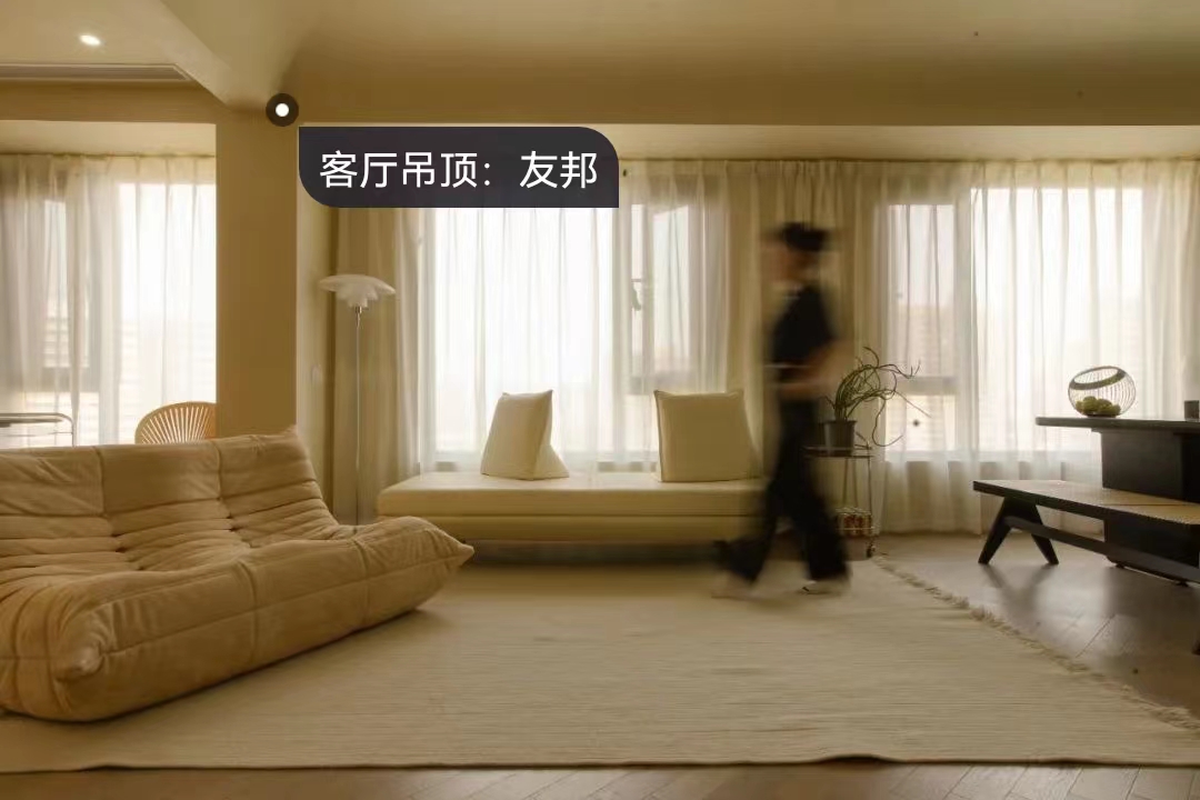 老破小也能浪漫溫情丨奶油色的開放空間，閨蜜寶藏聚集地