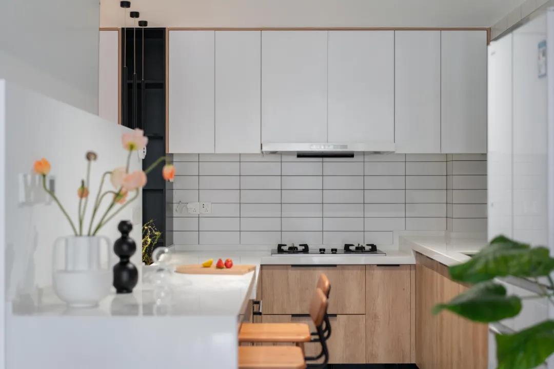 深圳125㎡，榻榻米地臺搭建「客廳沙發(fā)區(qū)」，實(shí)用度max!