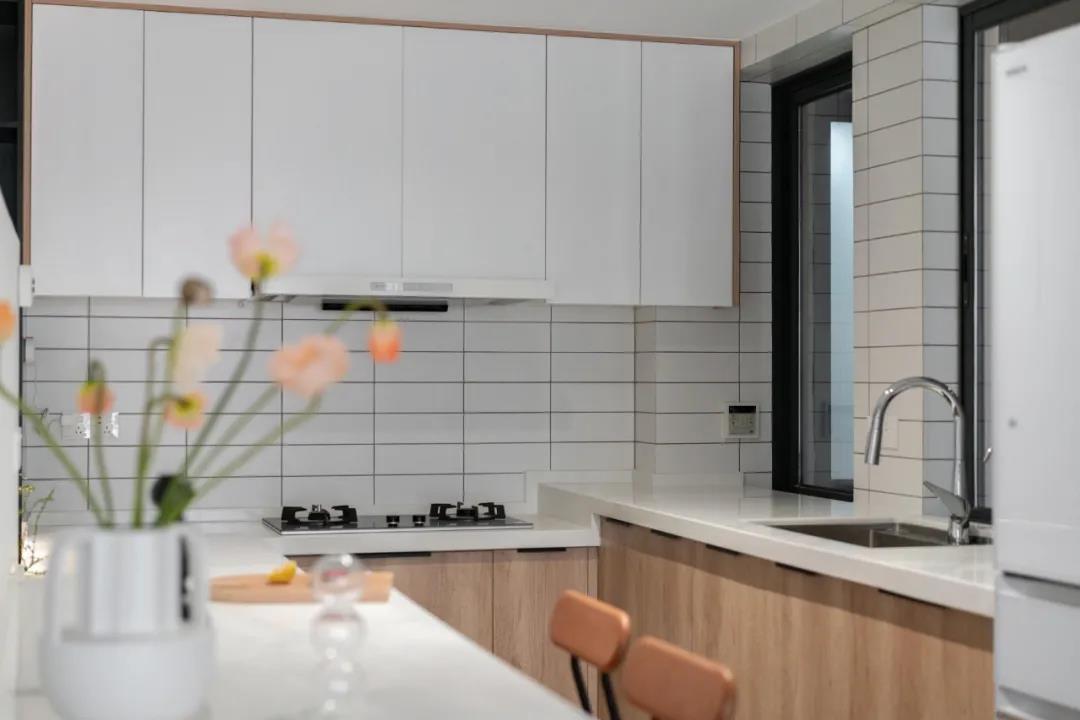 深圳125㎡，榻榻米地臺搭建「客廳沙發(fā)區(qū)」，實(shí)用度max!