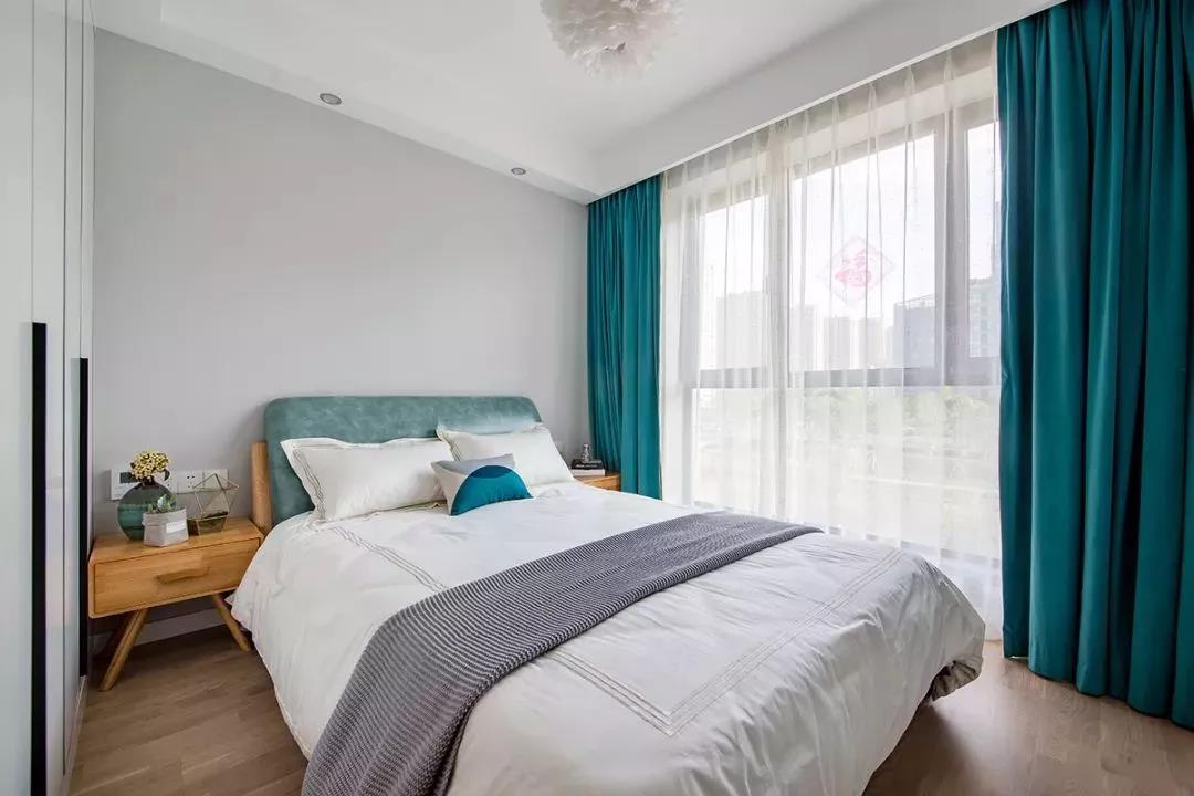 靠窗地臺打造專屬讀書區(qū)，入住后不想出門