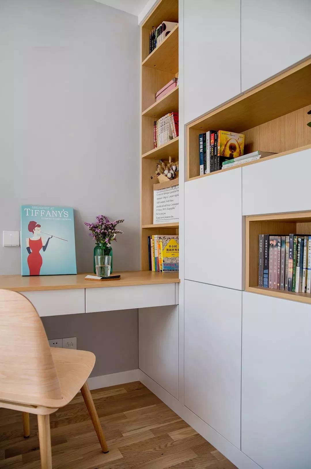 靠窗地臺打造專屬讀書區(qū)，入住后不想出門