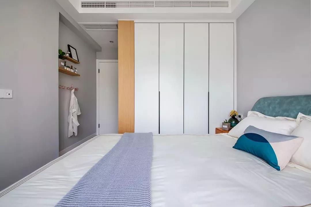 靠窗地臺打造專屬讀書區(qū)，入住后不想出門