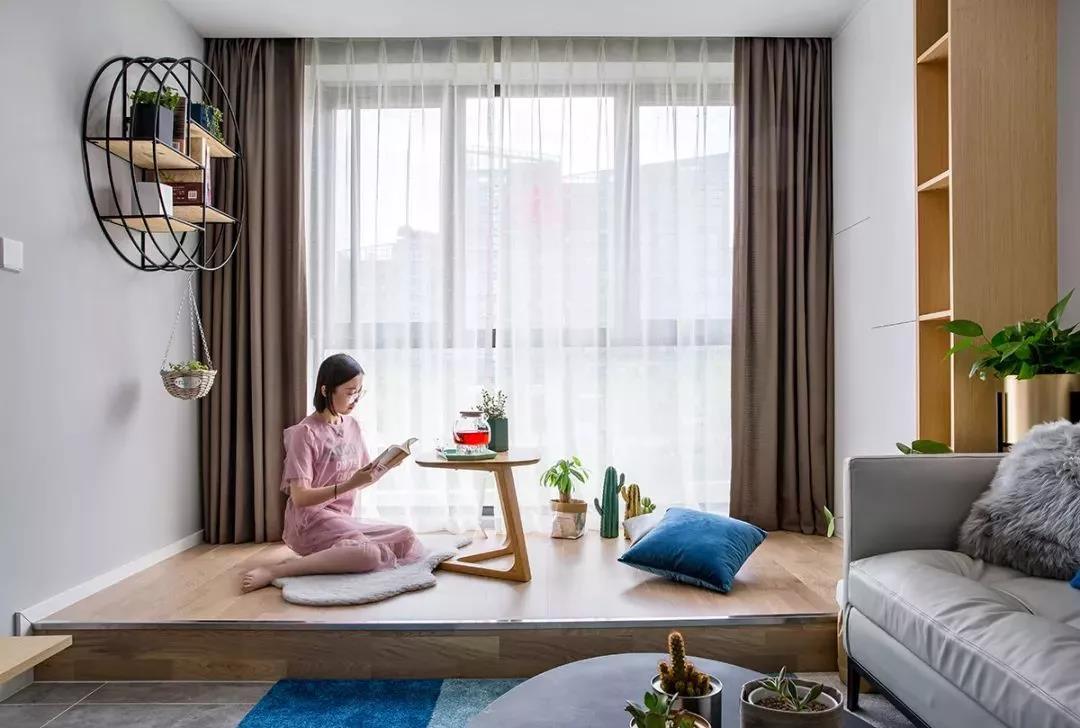 靠窗地臺打造專屬讀書區(qū)，入住后不想出門